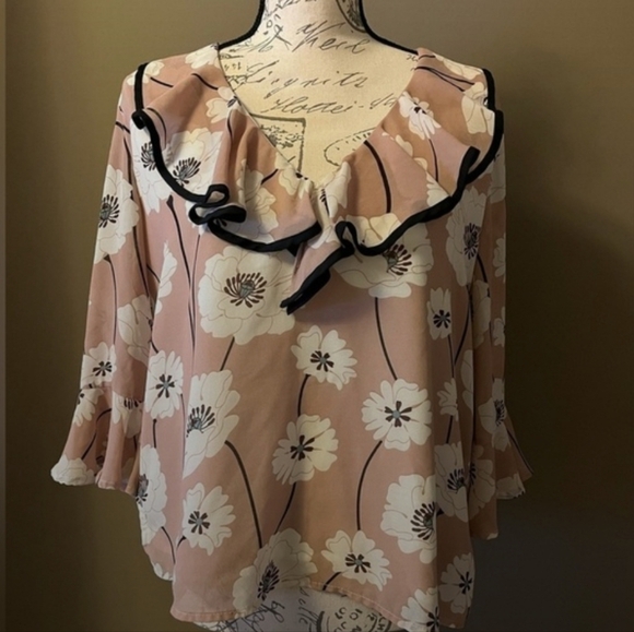Lucca Couture Tops - ❗️Lucca Couture❗️EUC Pink Floral🌸 Blouse Sz M🌸🌼